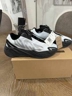 Adidas Yeezy Boost 700