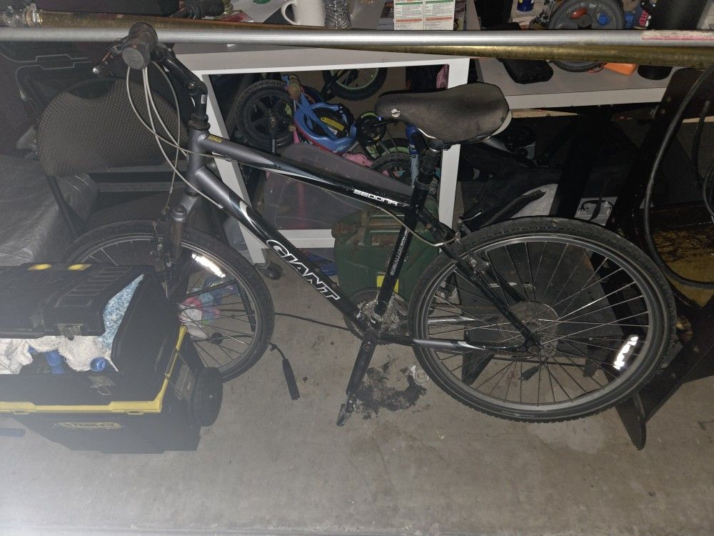 Giant Sedona 19" ultralight comfort hybrid bike with front and seat shocks.