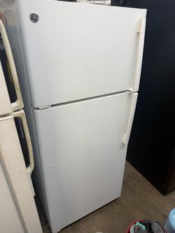 18 cu ft GE refrigerator top freezer excellent condition
