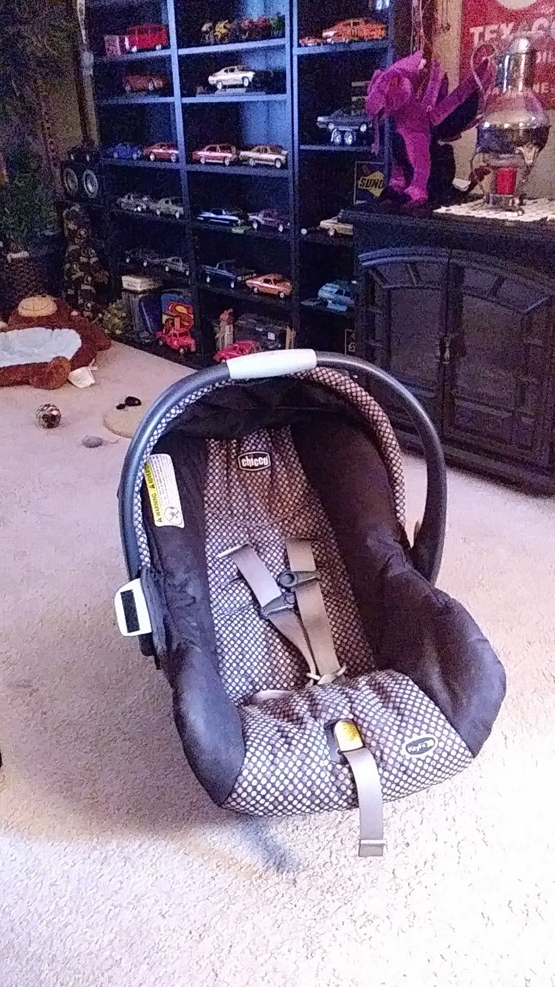 Baby car seat great condition made by chicco