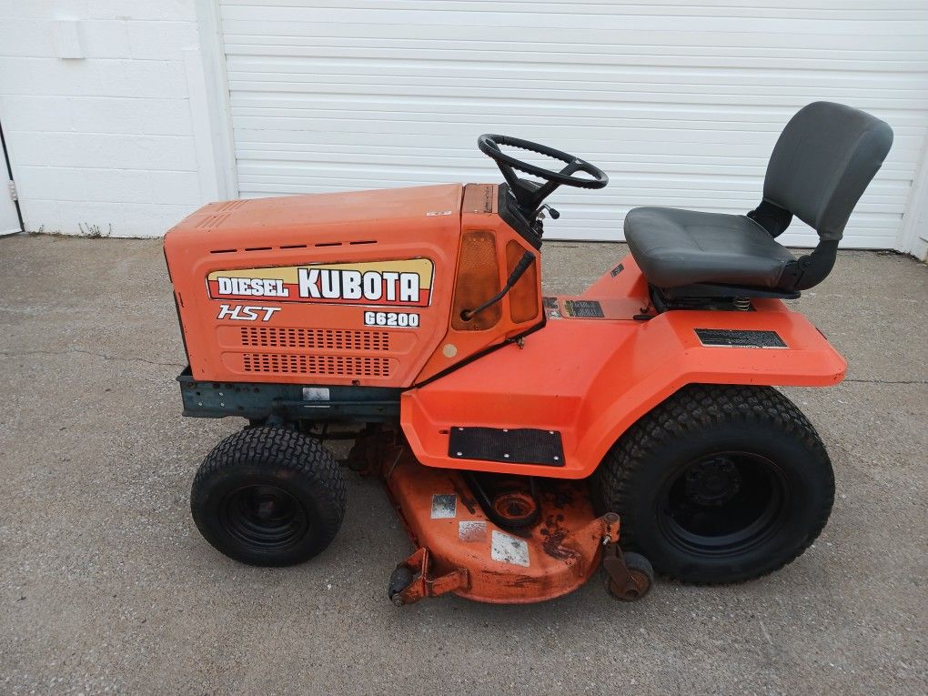 Kubota G6200HST 3 Cyl. Diesel Riding Mower 48 In Deck  735 Hrs.