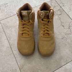 Nike Hoodland Suede Size 11 (Like New)