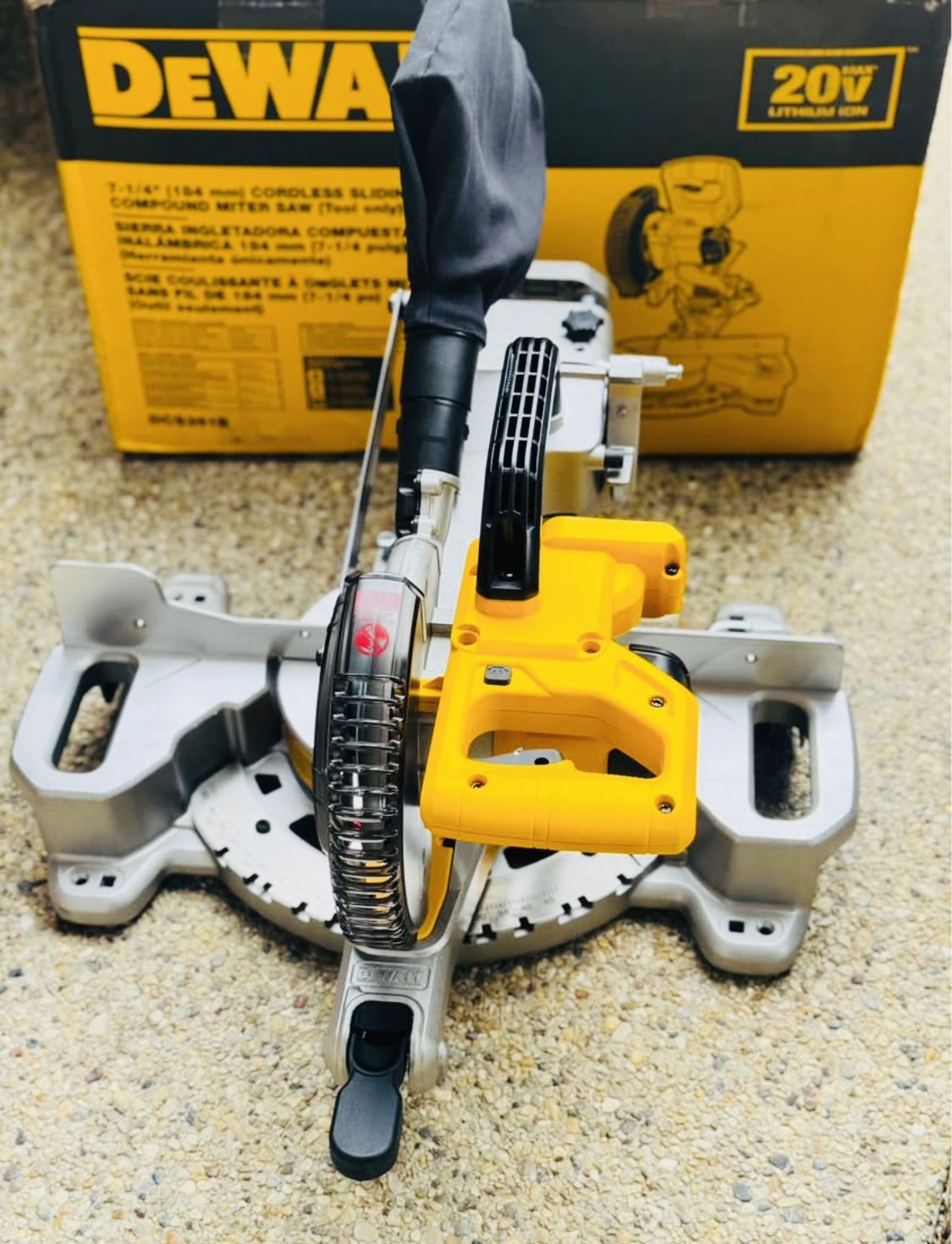 Dewalt 20V MAX Cordless 7-1/4 in. Sliding Miter Saw with (1) 20V Battery charger