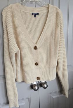 BEAUTIFUL~
(Freshman/Brand) Women's Cream and White Cardigan with tortoise buttons. Women's~Large.