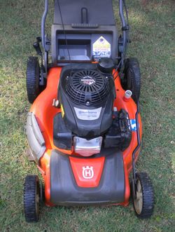 HUSQVARNA SELF PROPELLED REAR BAGGER MOWER