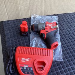 MILWAUKEE M12 FUEL 12V LITHIUM ION BRUSHLESS CORDLESS 1/2-IN HAMMER DRILL BATTERY AND CHARGER INCLUDED 