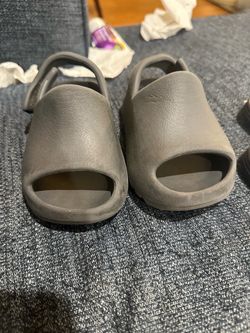 Toddler Yeezy Slides size 7