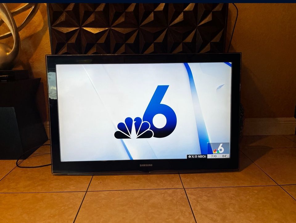 Samsung 40” (NOT A SMART TV) Model LN40B550K1F… (NO REMOTE CONTROL) In Good Working Condition… $55