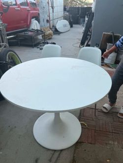 White round table with 2 matching chairs white