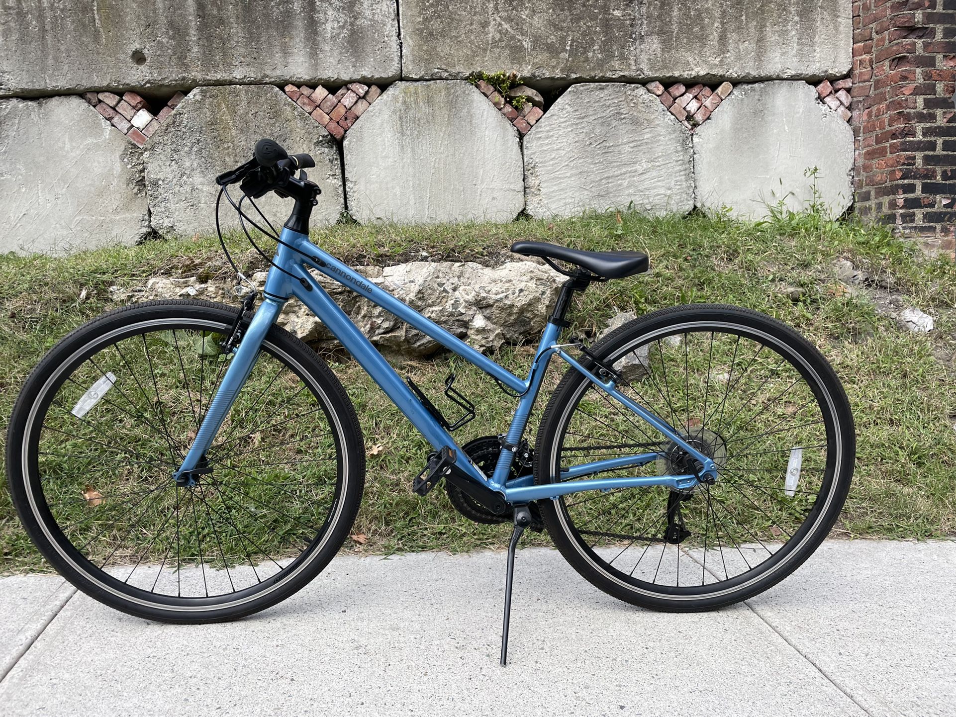 Blue Hybrid Cannondale Bike - Like New