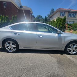 Nissan altima 2015 90k miles Fully loaded $7000 Clean title  No accidents