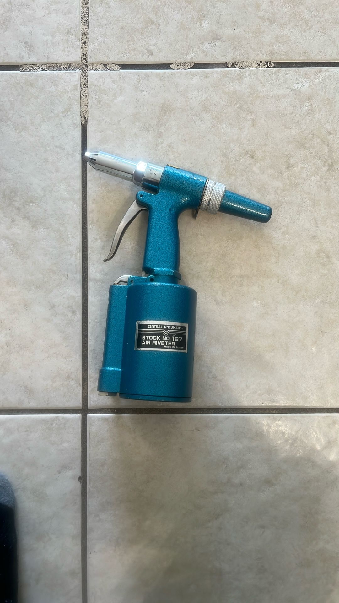 Central Pneumatic 167 Air Hydraulic Riveter