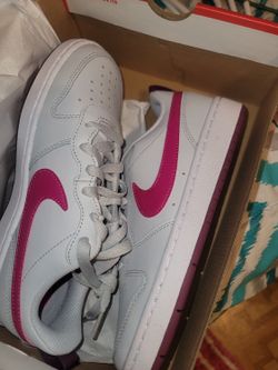 BRAND NEW NIKE WOMEN SIZE 6.5. Pick up in Garland 75042 by appointment