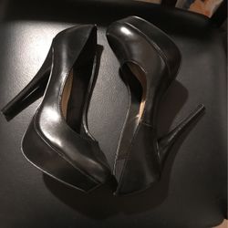 Black Pumps