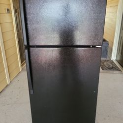 Whirlpool Refrigerator With Ice https://offerup.com/redirect/?o=TWFya2VyLldvcmtz Great.