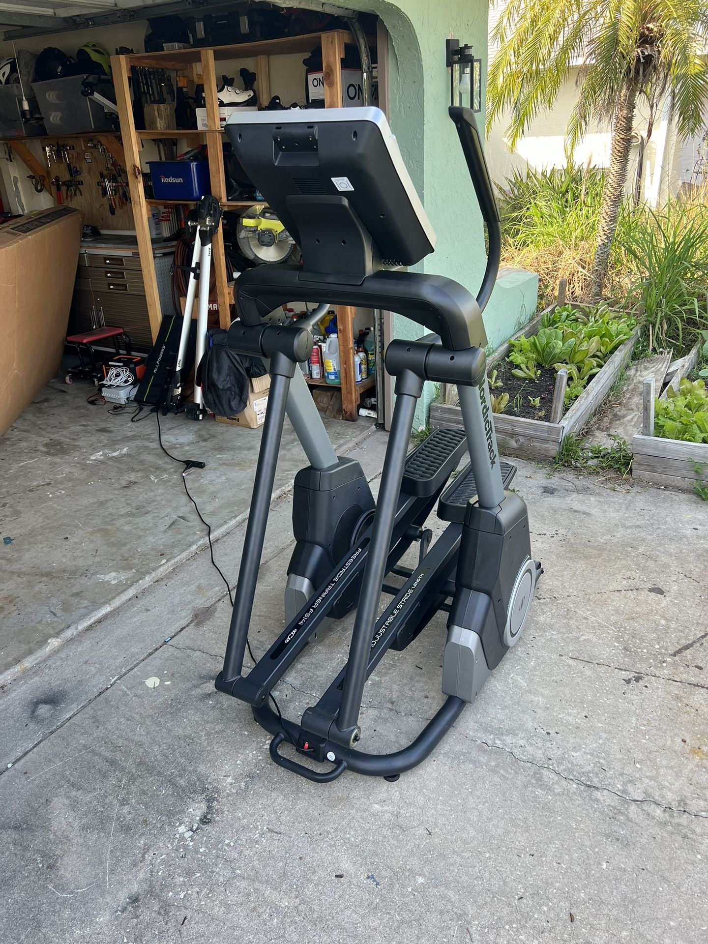 $2500 New!! NordicTrack Freestride Trainer FS14i Elliptical Perfect Condition