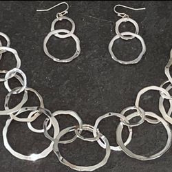 Silver Plated Interlocking Overlayed Hammered Rings Bib Necklace & Drop Earrings