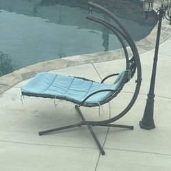 Swinging Pool Lounger 