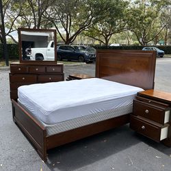 Beautiful Bedroom Set Queen Size Solid Wood Brown Color In Excellent Condition by LY Furniture