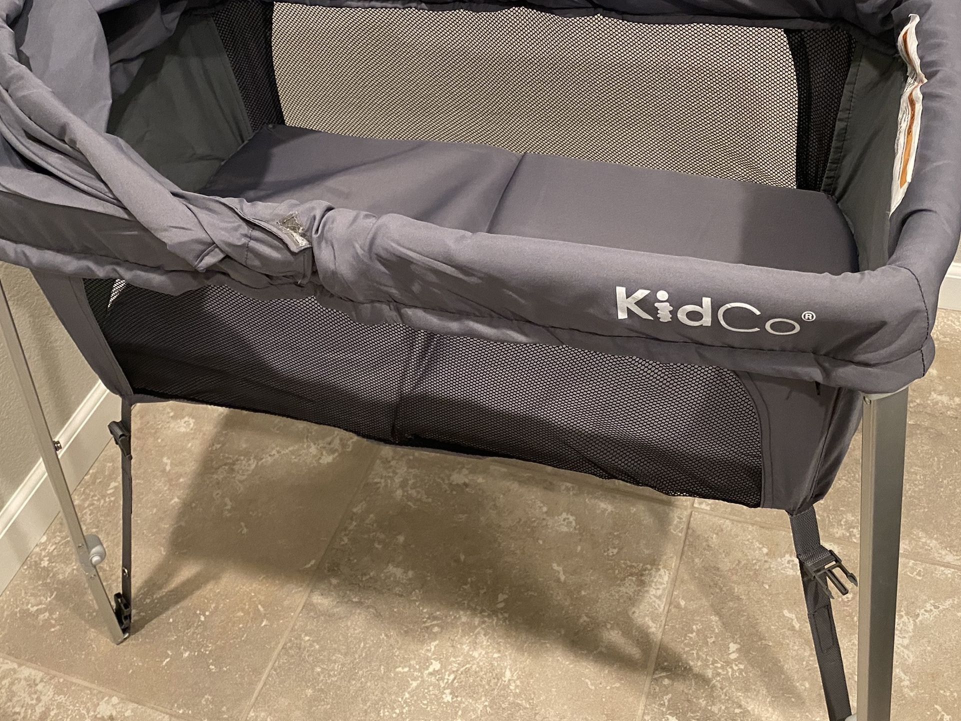 Primo Cocoon Folding Indoor & Outdoor Travel Bassinet With Bag Grey