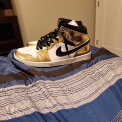 Air Jordan 1 Mid Se Mettalic Gold Black White