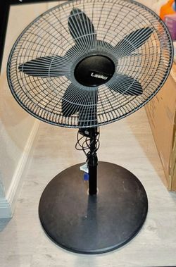 Brand new  lasko standing fan very powerful ( only used 1 night) .