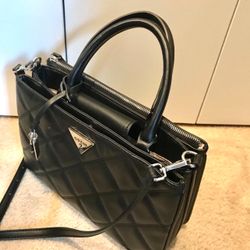 ❗️NEW Guess Black Handbag  L12"  H9"  W6".