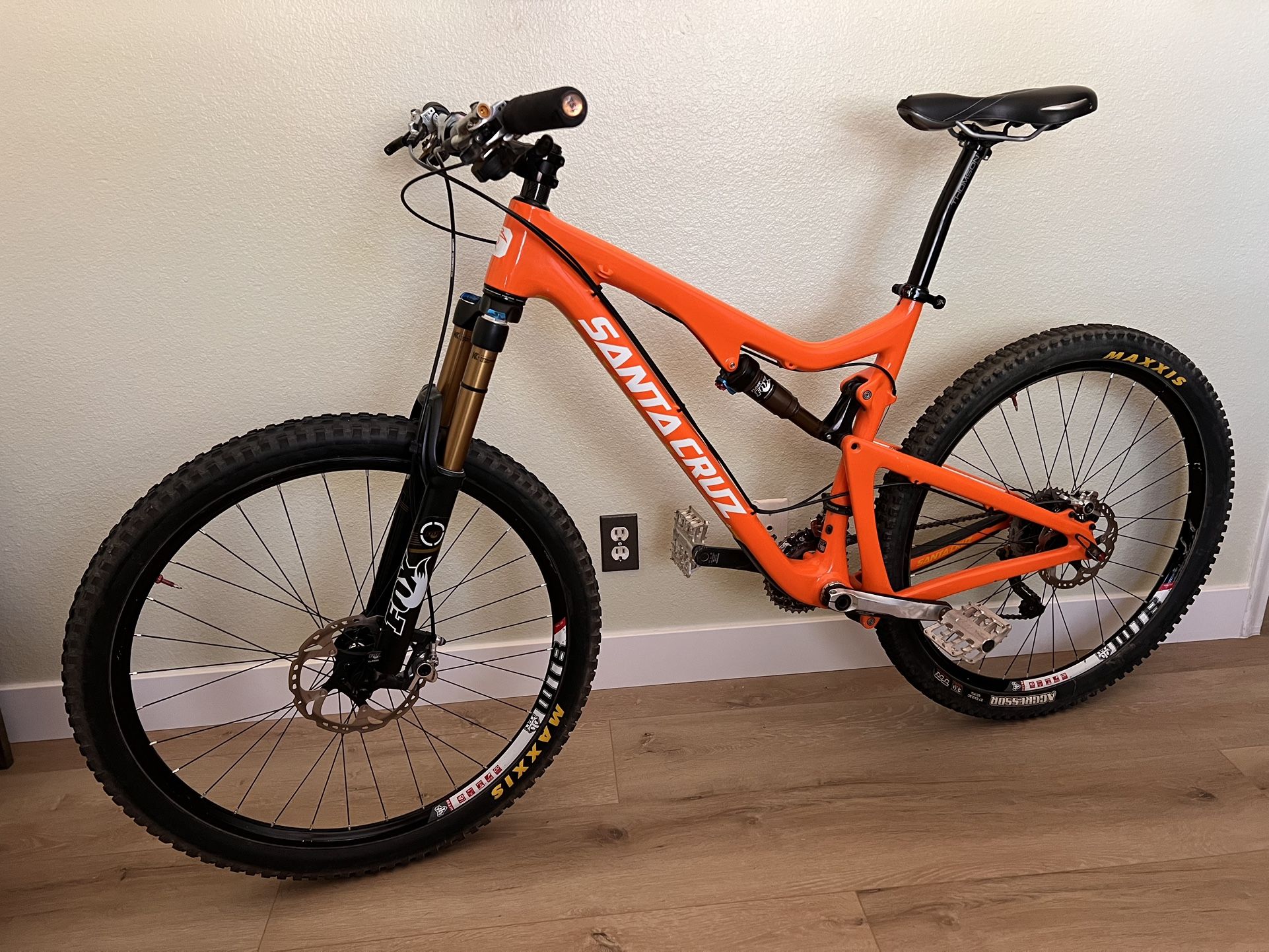 Santa Cruz Solo Carbon 27.5” Large Full Suspension Mountain Bike