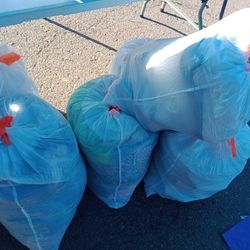 Nueve Bolsas De Ropa Y Dos Bolsas Aparte De Zapatos Y Dos Bolsas Aparte De Puras Cosas Todo En Buenas Condiciones Pantalones De Levis Ropa De Mujer Ta