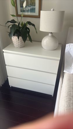 Modern White 3-Drawer Dresser – Excellent Condition