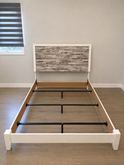 Ashley Evanni Queen Bedroom Set – Bed, Dresser & 2 Nightstands – Excellent Condition