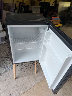 Magic Chef 2.4 cu ft mini fridge MCAR240B2 — works — pickup Buda