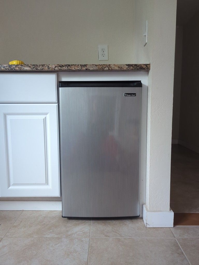 Mini Fridge - Magic Chief 