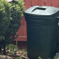 Large green Rubbermaid  Trash Can on Wheels