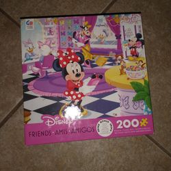 Disney 200 piece jigsaw puzzle *sealed* Minnie mouse & friends
Poster included. Puzzle new sealed in plastic.