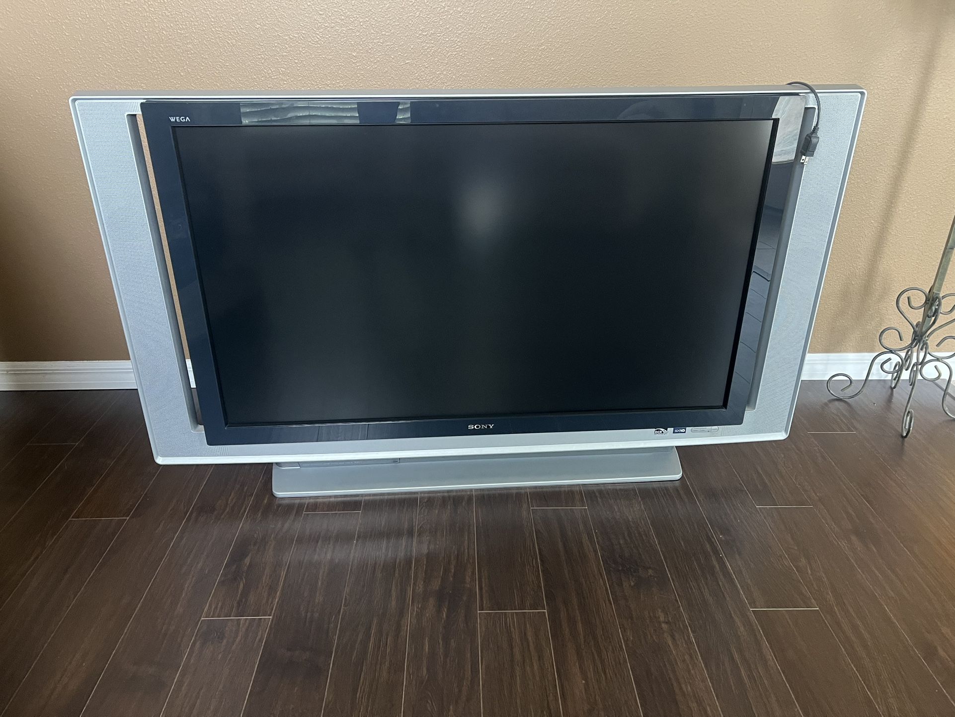 Sony Wega XBR 50 Inch TV - Works Great