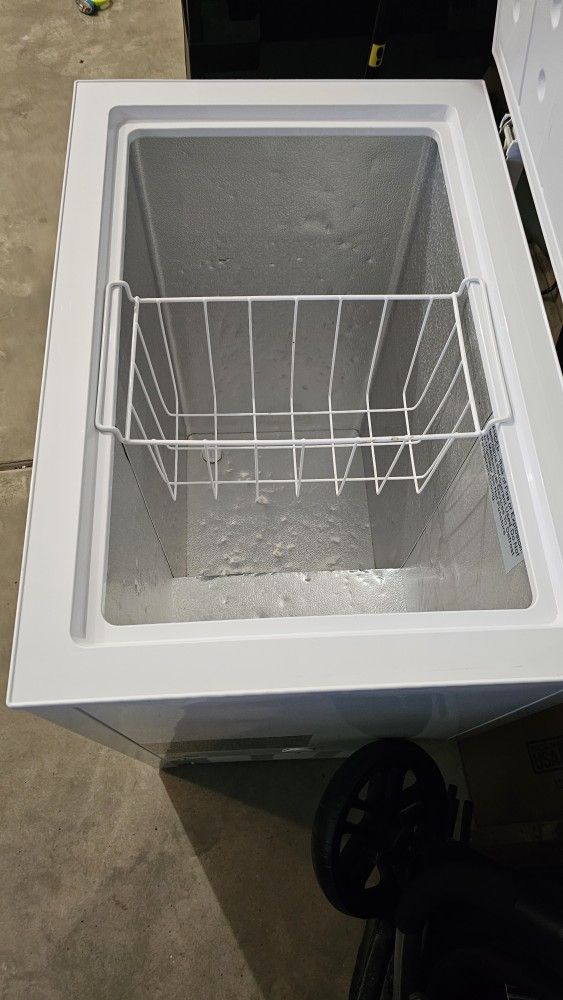 Insignia Chest Freezer 5 Cu ft for Sale in Lynnwood, WA OfferUp