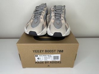 YEEZY 700 V2 CREAM DS NEW SIZE 6.5