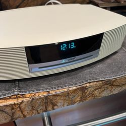 LIKE NEW BOSE RADIO/CD WITH REMOTE