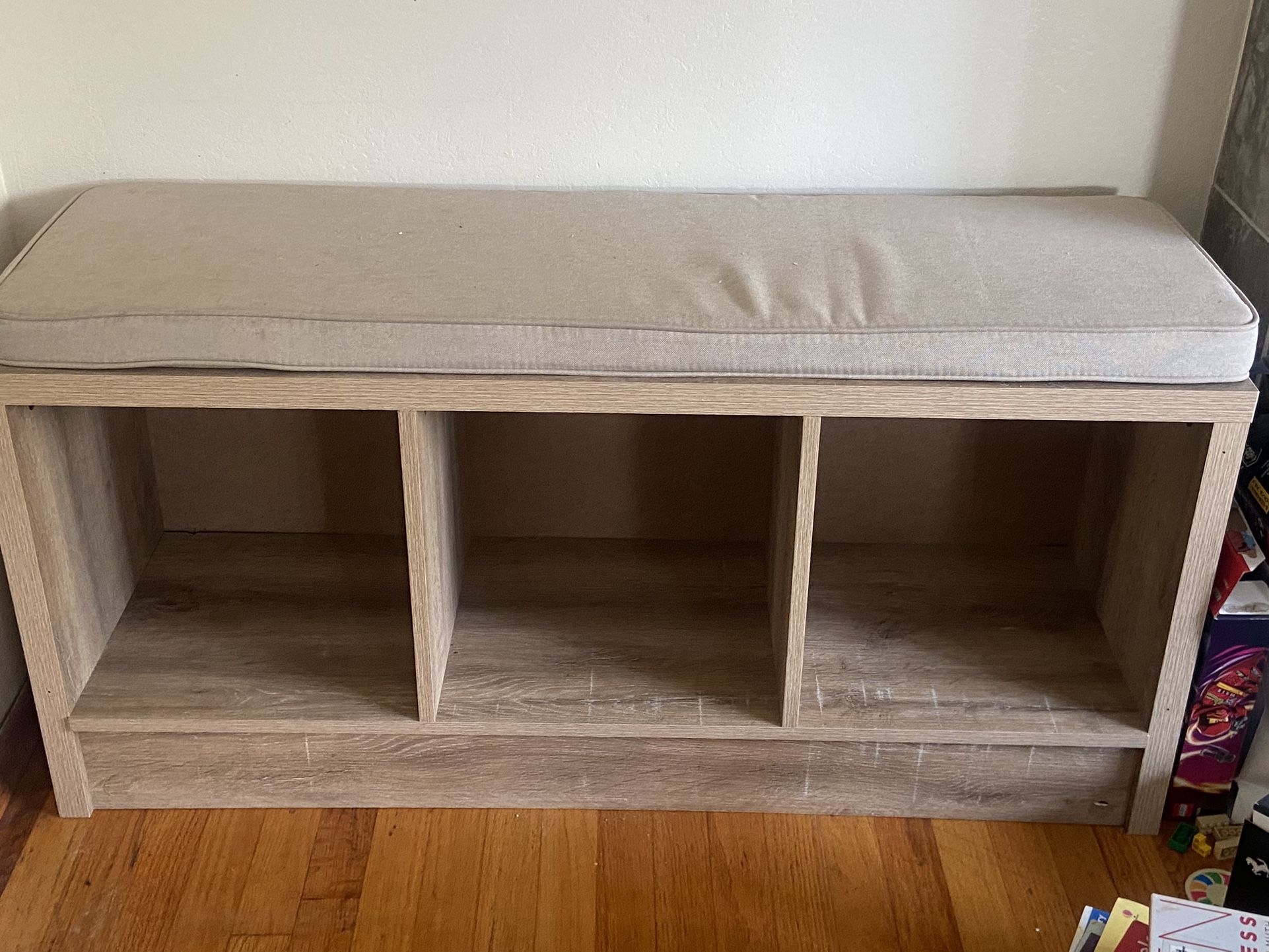 2 Bookshelves/seat