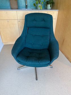 Mid-Century Modern Swivel Lounge Chair