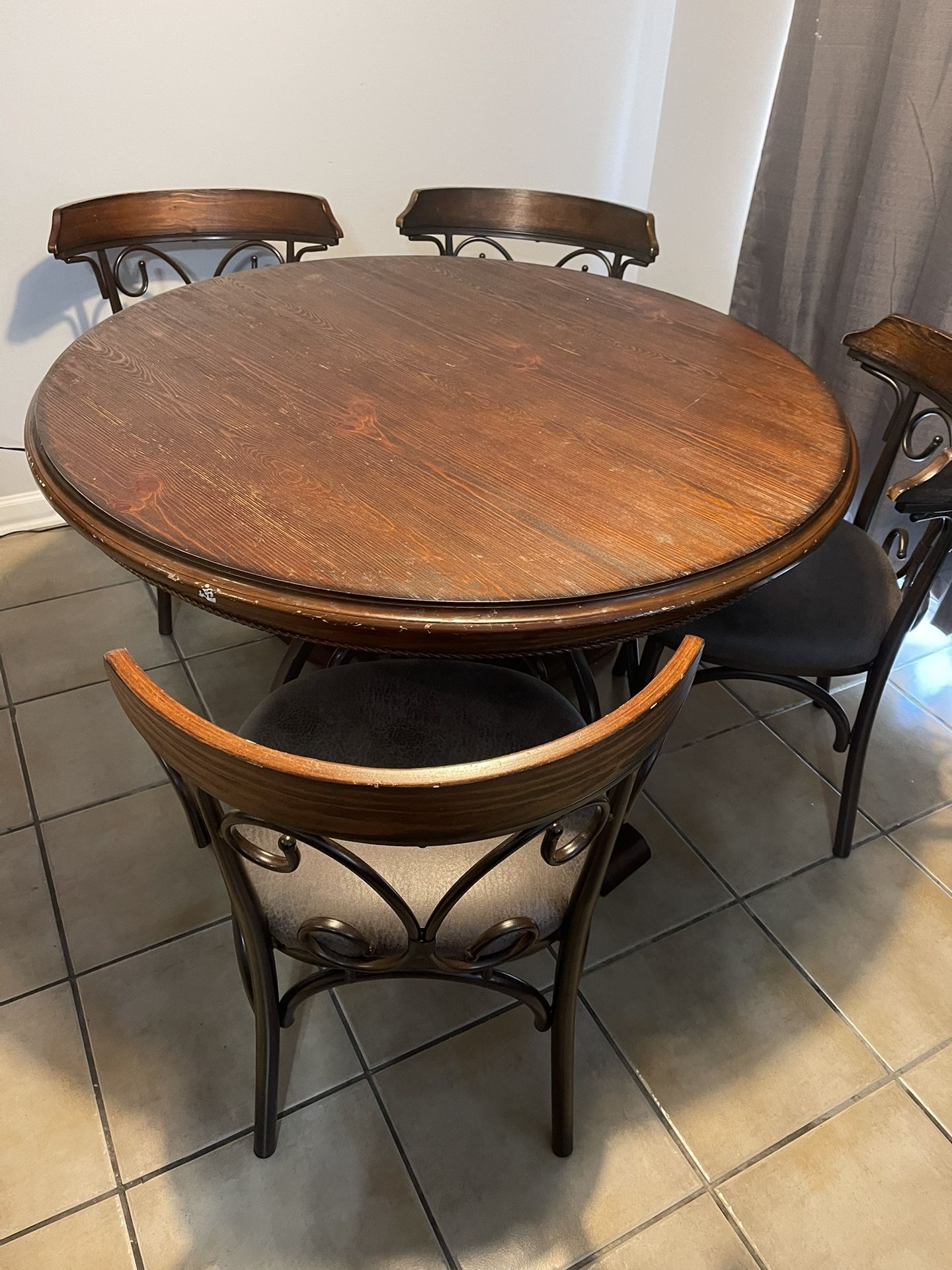 Round table with 4 chairs 