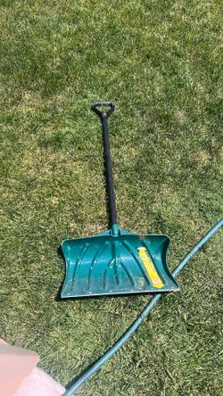 Snow shovel