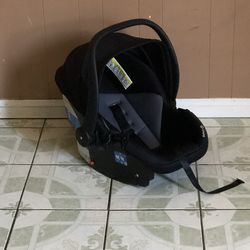 LIKE NEW SAFETY 1ST BABY CAR SEAT !!!!