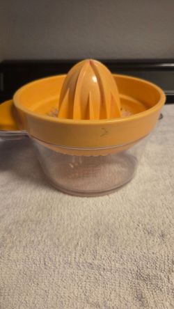 Manual Citrus Juicer with Measuring Cup