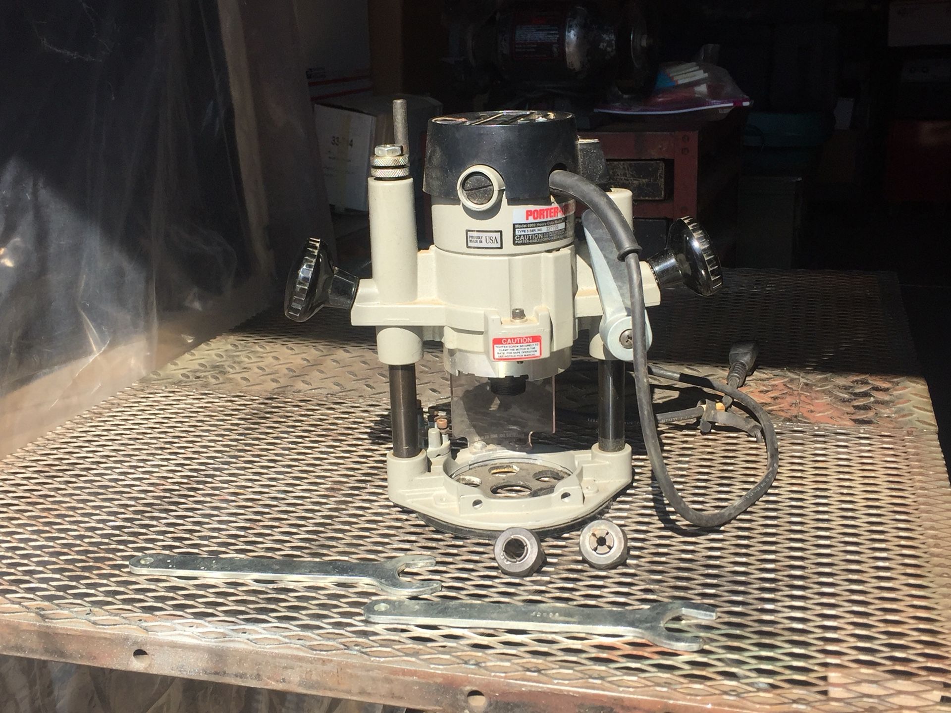 Porter Cable 6902 router with 6931 plunge router base, comes with accessories.