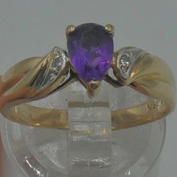 10kt yellow gold ring with oval purple stone 7.75 size total weight 2.5 gr .846402-1.