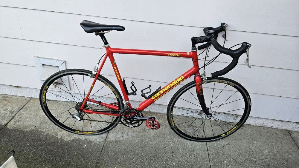 Cannondale R2000 Road Bike
