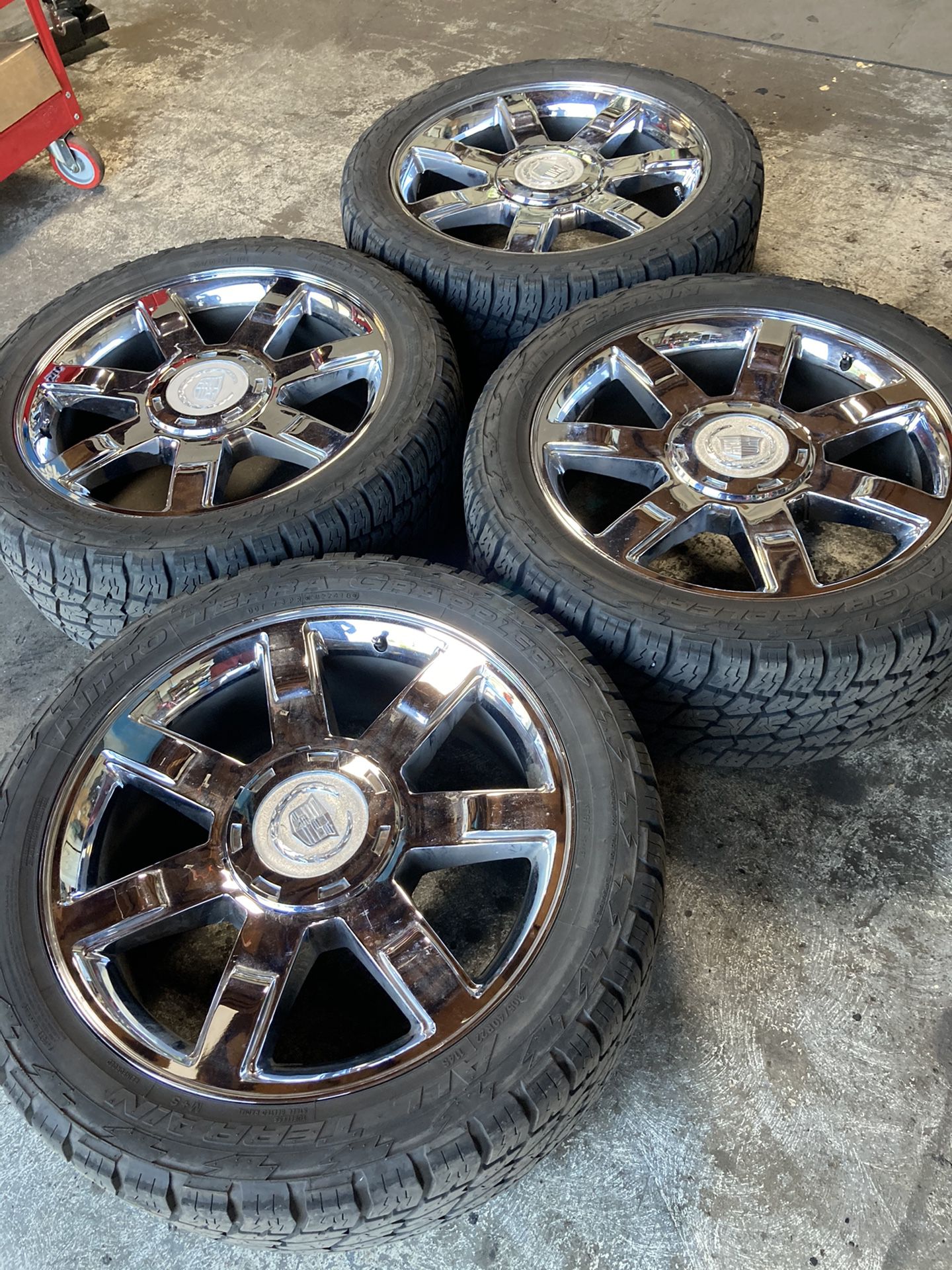 Cadillac Wheels and tires 305/40/ R 22all-terrain