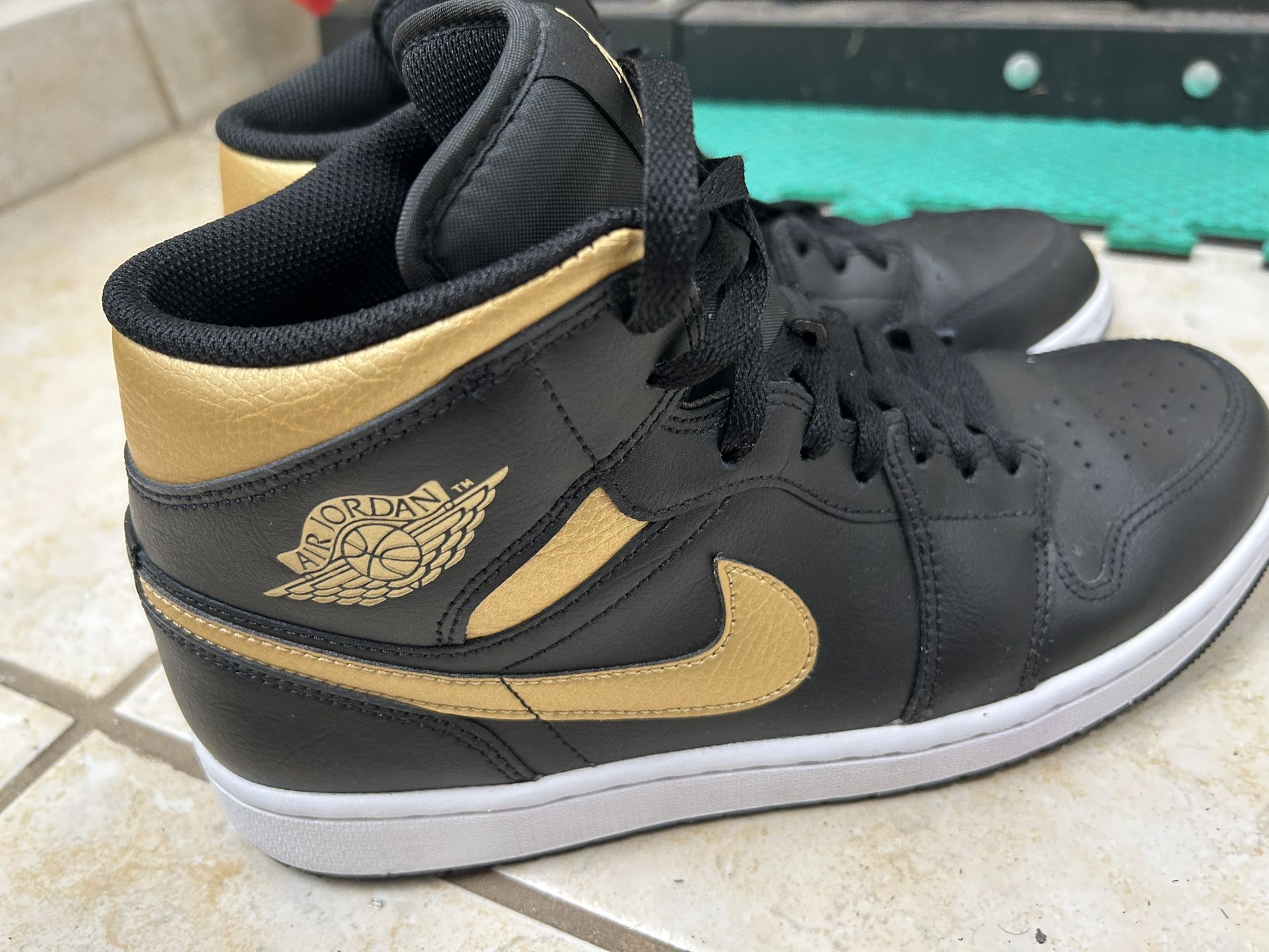 Jordan 1 Mid Gold And Black Sz 10